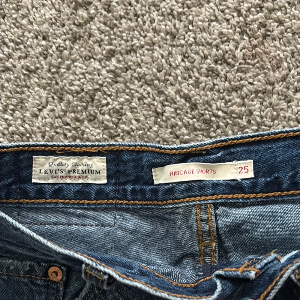 Levi’s Premium Ribcage Shorts - Picture 2 of 5